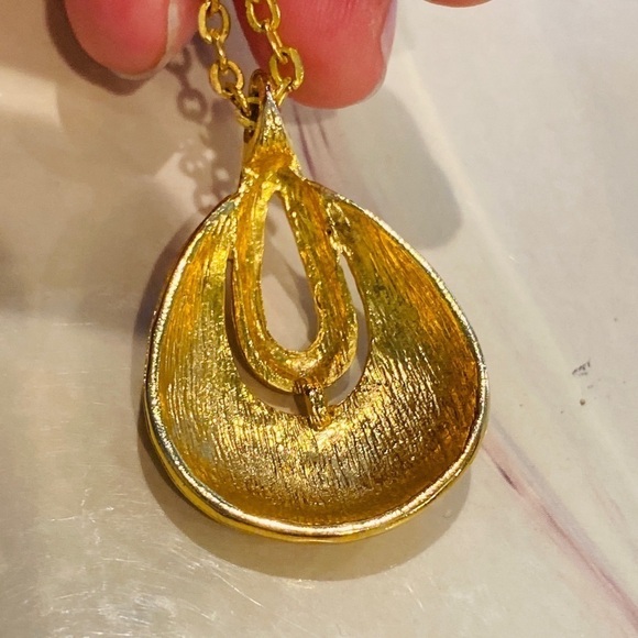 Vintage Gold Tone Chain Pendant 18” Long Tear Drop Design - Picture 4 of 15